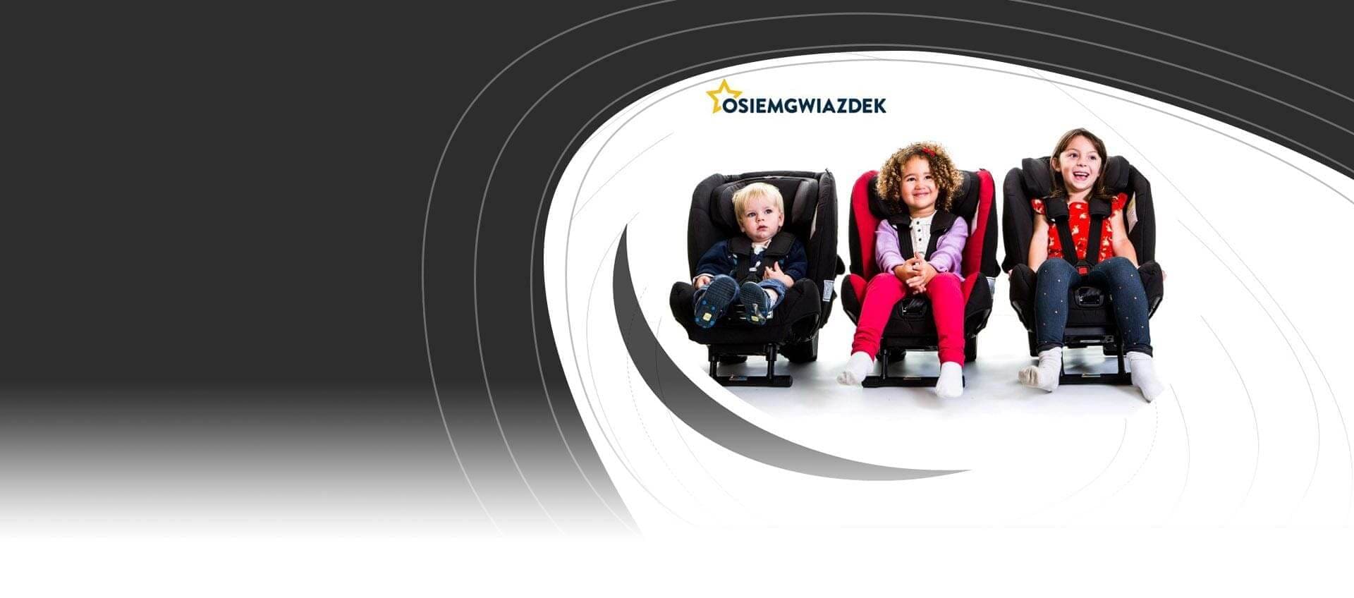 Troje dzieci w fotelikach samochodowych, osiem gwiazdek